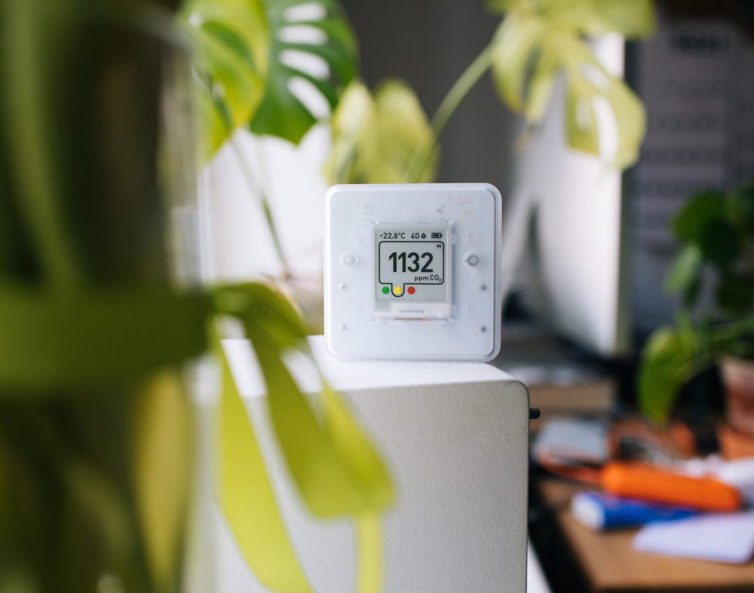 CO₂ sensor monitor. Indoor air quality sensor. Healthy work environment. Work from home. Control proper ventilation in your levels airflow in the room. Carbon dioxide levels and airflow. Smart home CO₂ sensor monitor. Indoor air quality sensor. Healthy work environment. Work from home. Control proper ventilation in your levels airflow in the room. Carbon dioxide levels and airflow. Smart home